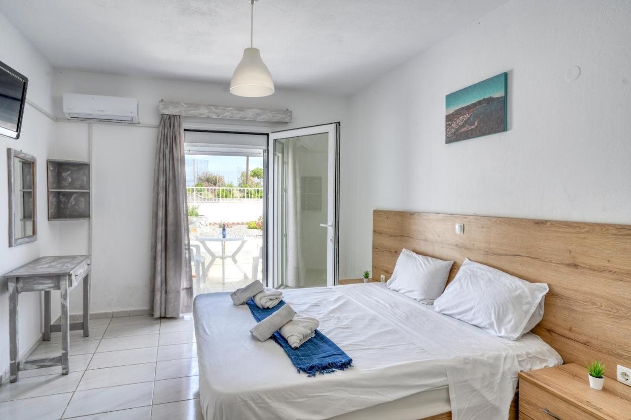 Garden studio with double bed and veranda door open to the courtyard